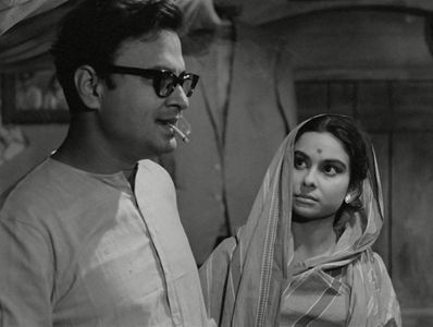 Anil Chatterjee and Madhavi Mukherjee in The Big City (1963)