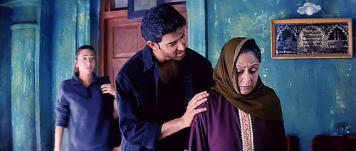 Hrithik Roshan, Karisma Kapoor, and Jaya Bachchan in Fiza (2000)