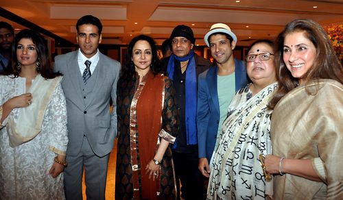 Rajesh Khanna, Hema Malini, Twinkle Khanna, Mithun Chakraborty, Honey Irani, Dimple Kapadia, Akshay Kumar, and Farhan Ak