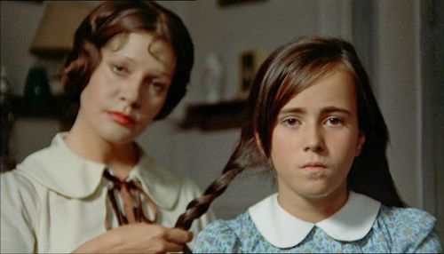 Lina Canalejas and María Clara Fernández de Loaysa in Cousin Angelica (1974)