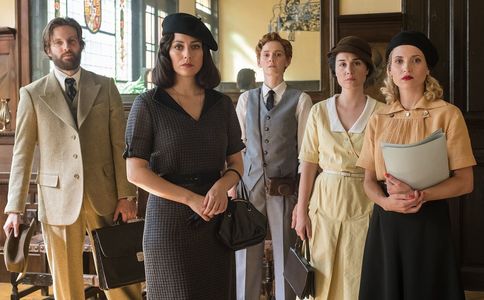 Blanca Suárez, Nadia de Santiago, Ana Polvorosa, Ana Fernández, and Alex Hafner in Cable Girls (2017)