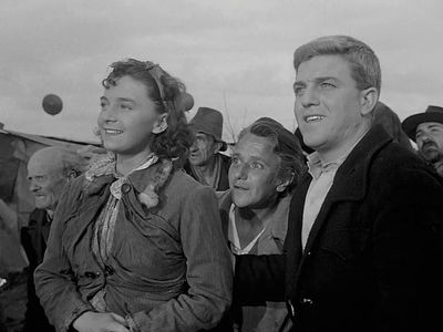 Brunella Bovo and Francesco Golisano in Miracle in Milan (1951)