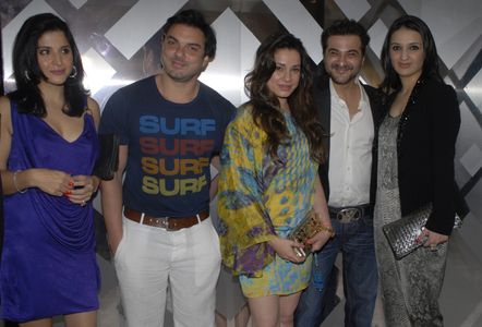 Sanjay Kapoor, Sohail Khan, Neelam Kothari, Maheep Kapoor, and Seema Khan