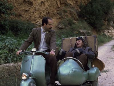 Luis Ciges and Antonio Resines in Amanece, que no es poco (1989)