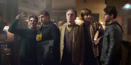 Still of Javier Hernández, Alvar Gordejuela, Miguel Ángel Solá, Luis Fernández and Maxi Iglesias in Asesinos inocentes (