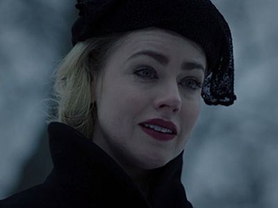 Amanda Schull in 12 Monkeys (2015)