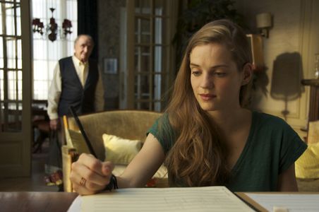 Claude Brasseur and Noémie Schmidt in L'étudiante et Monsieur Henri (2015)