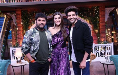 Kartik Aaryan, Kriti Sanon, and Kapil Sharma in The Kapil Sharma Show (2016)