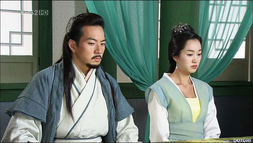 Soo Ae and Il-guk Song in Emperor of the Sea (2004)