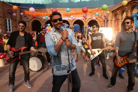 Ajay Devgn, Kunal Kemmu, Arshad Warsi, Tusshar Kapoor, and Shreyas Talpade in Golmaal Again (2017)