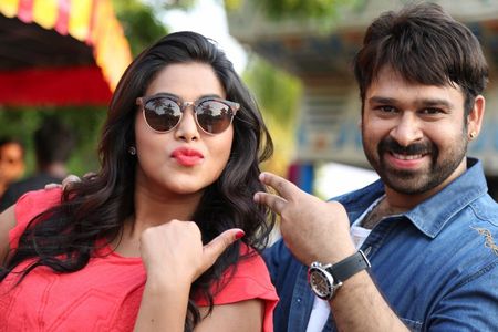 Shamna Kasim and Ashwin Shekhar in Manal Kayiru 2 (2016)