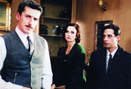 Karyofyllia Karabeti, Aris Lebessopoulos, and Dimosthenis Papadopoulos in Astheneis kai odoiporoi (2002)