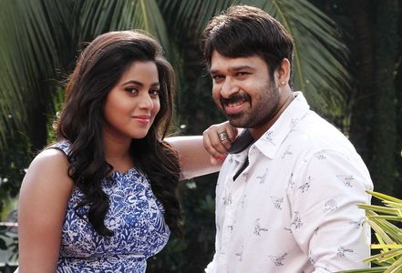 Shamna Kasim and Ashwin Shekhar in Manal Kayiru 2 (2016)