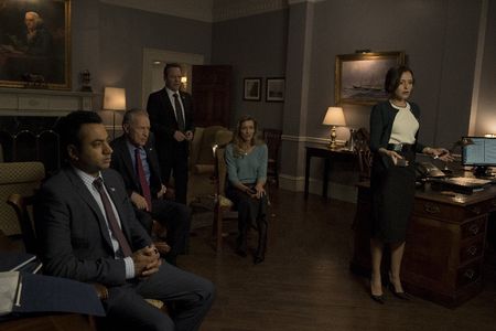 Kiefer Sutherland, Natascha McElhone, Kal Penn, Geoff Pierson, and Italia Ricci in Designated Survivor (2016)