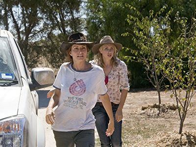 Simmone Mackinnon and Eddie Ritchard in McLeod's Daughters (2001)