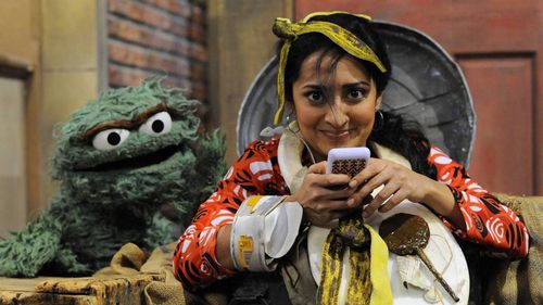 Oscar the Grouch an Leela in Leela's Cell Phone Addiction