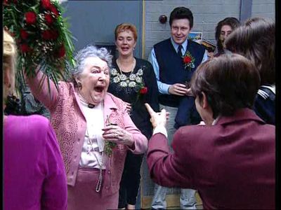 Barbara Gozens, Simone Rooskens, Ella Snoep, Liz Snoyink, Wolf Pheil, and Wilma van den Broecke in Vrouwenvleugel (1993)