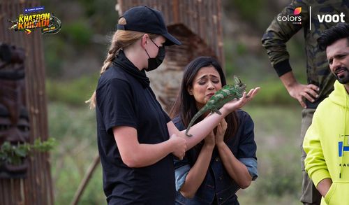 Shweta Tiwari and Rahul Vaidya in Fear Factor: Khatron Ke Khiladi: Anushka races against a Cheetah (2021)