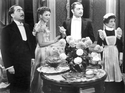 Clive Brook, Herbert Mundin, Una O'Connor, and Diana Wynyard in Cavalcade (1933)