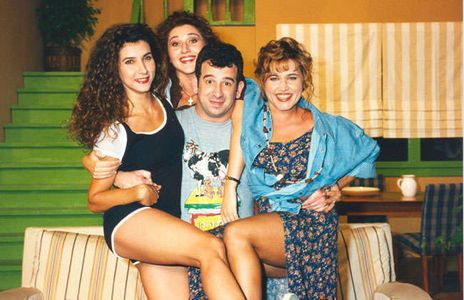 Maria Papalambrou, Nikoletta Vlavianou, Petros Filippidis, and Betty Nikolessi in O Petros kai ta koritsia tou (1994)