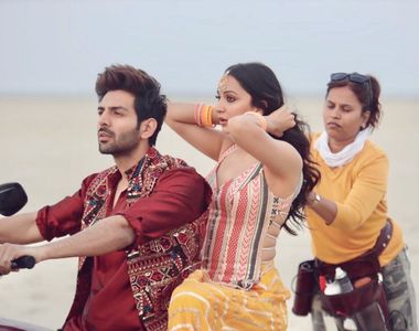 Seema Mane, Kartik Aaryan, and Kiara Advani in Bhool Bhulaiyaa 2 (2022)