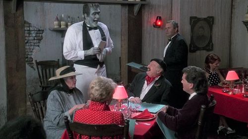 Yvonne De Carlo, Edward Herrmann, Al Lewis, Butch Patrick, and Pat Priest in Here Come the Munsters (1995)