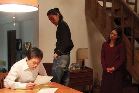 Teruyuki Kagawa, Kyôko Koizumi, and Yû Koyanagi in Tokyo Sonata (2008)