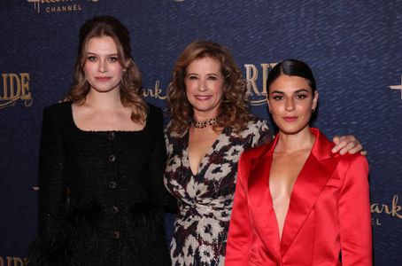 Nancy Travis, Tiera Skovbye, and Sara Garcia