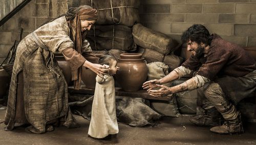 Daniel Grao and Julia Carnero in Cathedral of the Sea (2018)