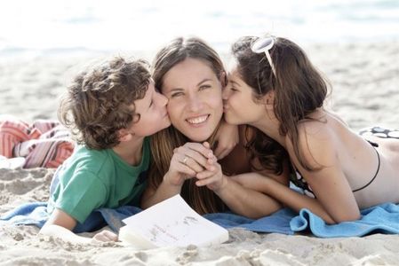 Mathilde Seigner, Bertille Chabert, and Jean-Baptiste Fonck in Alternate Weeks (and Half the Vacation) (2009)