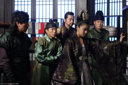 Ha Ji-Won, Mun-shik Lee, Oh-jung Kwon, Yong-hyeon Yun, and Moo-Seong Choi in The Empress Ki (2013)