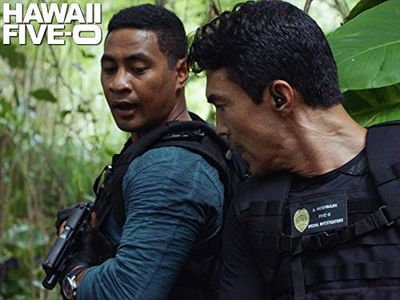 Ian Anthony Dale and Beulah Koale in Hawaii Five-0: Ne'e aku, ne'e mai ke one o Punahoa (2019)