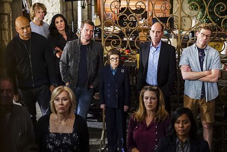 Chris O'Donnell, Miguel Ferrer, Linda Hunt, LL Cool J, Eric Christian Olsen, Daniela Ruah, and Barrett Foa in NCIS: Los 