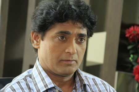 Avinash Narkar in Coffee Ani Barach Kahi (2015)