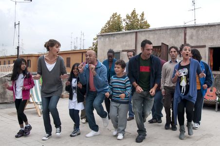 Raoul Bova, Paola Cortellesi, Rocco Papaleo, Hassani Shapi, Lucia Ocone, Pasquale Petrolo, Valerio Aprea, and Giovanni B