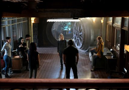 Skyler Samuels, Jamie Chung, Blair Redford, Elena Satine, Emma Dumont, Hayley Lovitt, and Sean Teale in The Gifted (2017