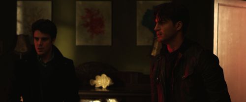 Still of Javier Hernández and Maxi Iglesias in Asesinos inocentes (2015)