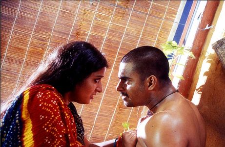 Madhavan and Meera Jasmine in Ayitha Ezhuthu (2004)