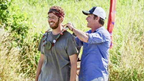 Jeff Probst and Rick Devens in Survivor (2000)