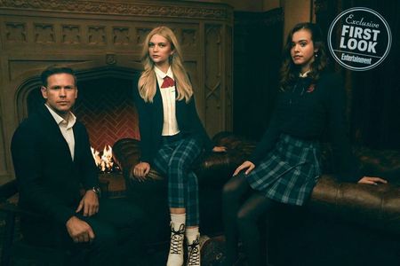 Matthew Davis, Kaylee Bryant, and Jenny Boyd in Legacies (2018)