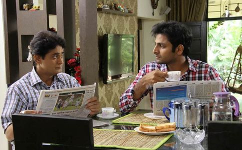 Avinash Narkar and Vaibhav Tatwawadi in Coffee Ani Barach Kahi (2015)