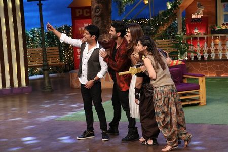 Kiku Sharda, Sumona Chakravarti, Sushant Singh Rajput, Kriti Sanon, and Kapil Sharma in The Kapil Sharma Show (2016)