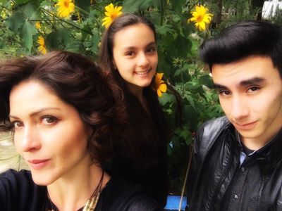 Zamia Fandiño, Fernanda Rivas, and Saúl Hernández in Perseguidos (2016)