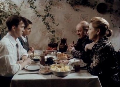 Lev Durov, Evgeniy Mironov, Natalya Petrova, and Raisa Ryazanova in Love (1991)