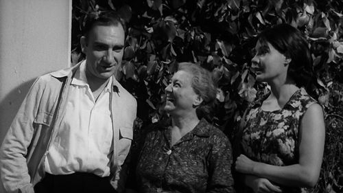 Lina Canalejas, Fernando Fernán Gómez, and Milagros Leal in Life Goes On (1965)