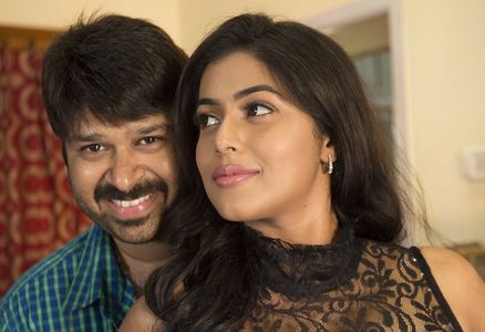 Shamna Kasim and Ashwin Shekhar in Manal Kayiru 2 (2016)