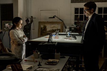 Jake Gyllenhaal and Nitya Vidyasagar in Velvet Buzzsaw (2019)