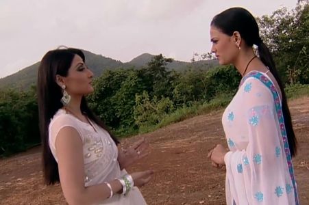 Shweta Tiwari and Urvashi Dholakia in Kasautii Zindagii Kay: Episode #1.1075 (2006)