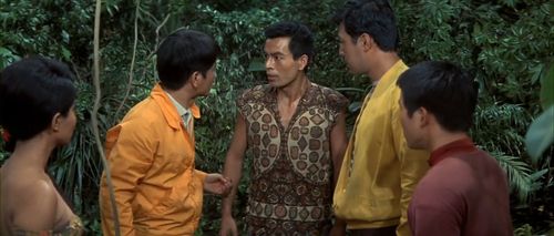 Tôru Ibuki, Kumi Mizuno, Akira Takarada, Chôtarô Tôgin, and Tôru Watanabe in Ebirah, Horror of the Deep (1966)