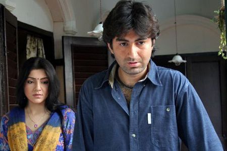 Locket Chatterjee and Jeet in Kranti (2006)